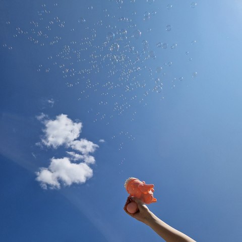 Pistolet do baniek mydlanych bańki mydlane ze skrzydłami różowy Kik Sp. z o. o. Sp. k.