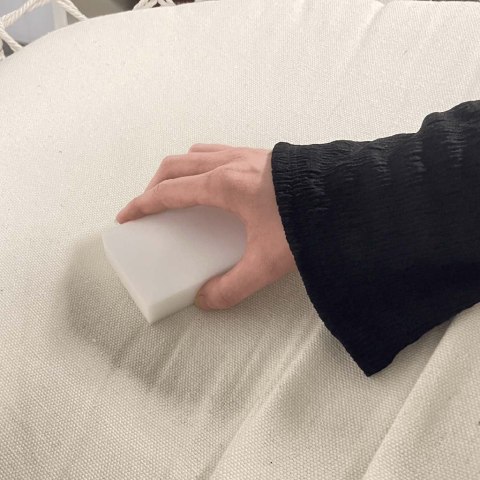 Magiczna gąbka z melaminy usuwa trudne plamy Kik Sp. z o. o. Sp. k.