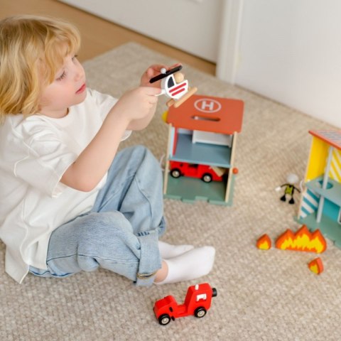 Classic World CLASSIC WORLD Remiza Strażacka Drewniana Garaż Auto Helikopter Figurki 13el.